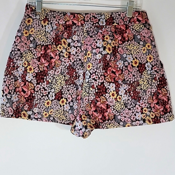 MOODIE | Floral Jaquard Shorts - Picture 3 of 5